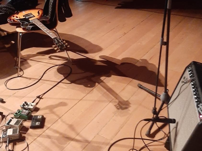 Fender Deluxe Reverb en el escenario, con la 335 y los pedales