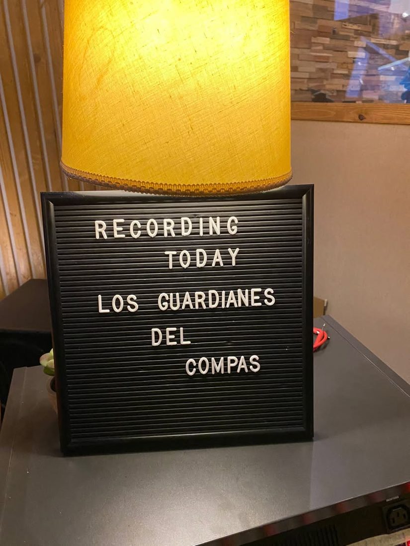 Grabando el disco de Los Guardianes del Compás en Camaleón Music Studio, septiembre de 2024