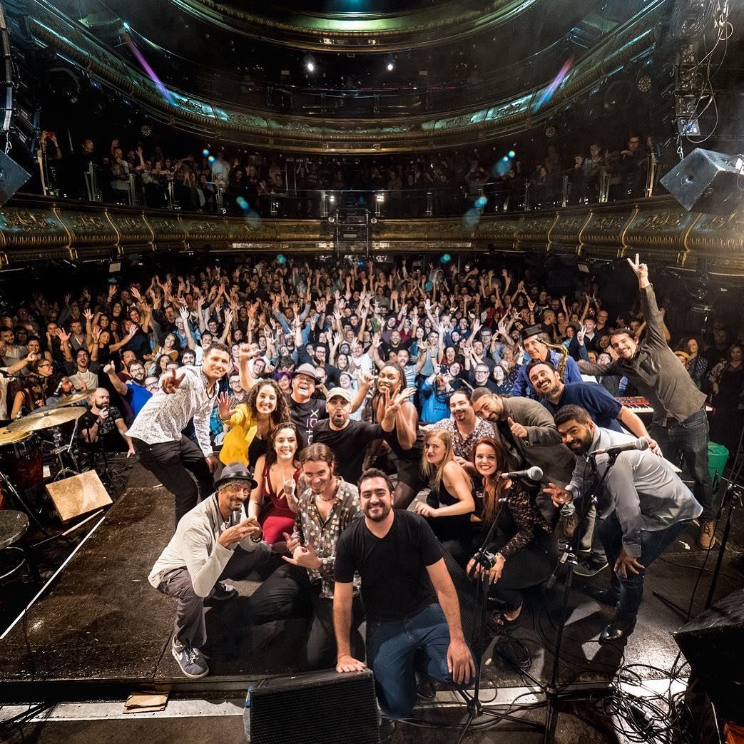 Teatro en Madrid con Patax, con el escenario lleno de gente detrás